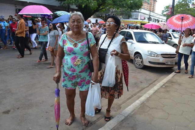 Fiéis usam sacolas para não sujar ruas durante procissão de São José