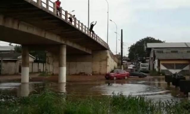 Em brincadeira perigosa, crianças e adolescentes pulam da Ponte Sérgio Arruda