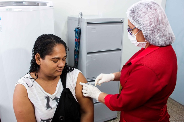 Mulheres no pós-parto e servidores da saúde devem se vacinar