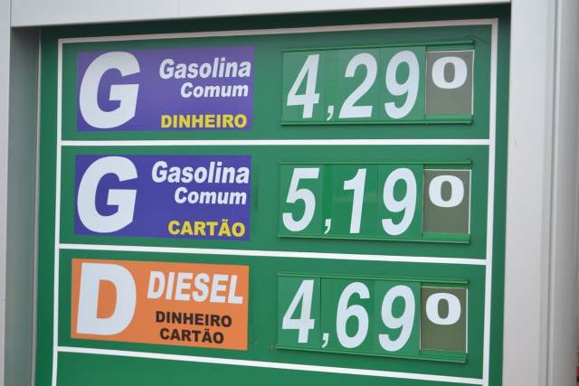 Consumidores se queixam de combustível mais caro no cartão