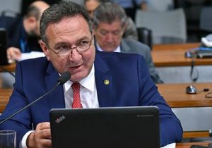 PEC aprovada em comissão prevê maior fatia a estados em Orçamento