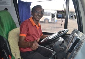 Com gentileza e simpatia, motorista de ônibus faz sucesso com passageiros
