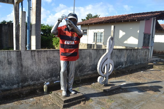 Moradores ‘chacotam’ estátua de ícone da cultura do Amapá