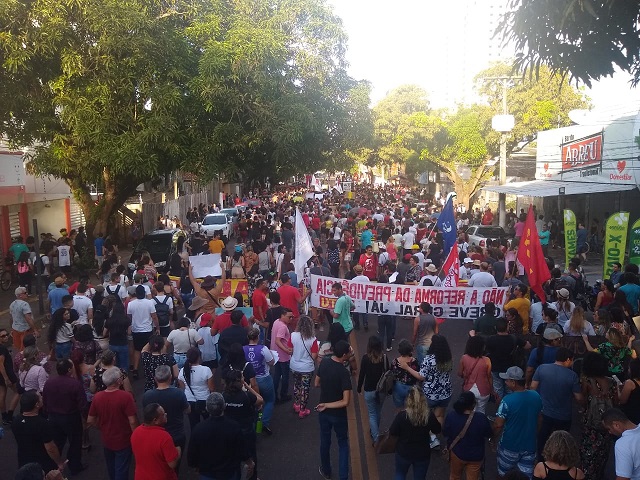 Amapaenses voltam às ruas contra o corte de verbas para a Educação