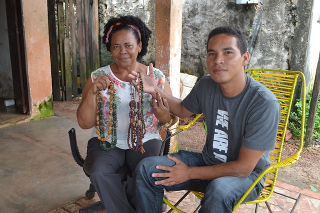 Artesã faz campanha para filho concluir curso de medicina na Bolívia