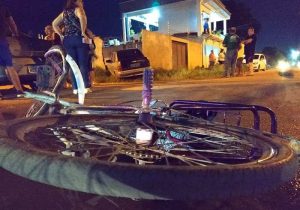 Motorista atropela criança, ciclista e colide contra muro de residência