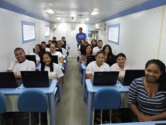 Jovens do interior do Amapá aprendem informática em projeto da Amcel