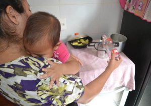 Cozinhando com álcool, mãe precisa de ajuda para exames da filha