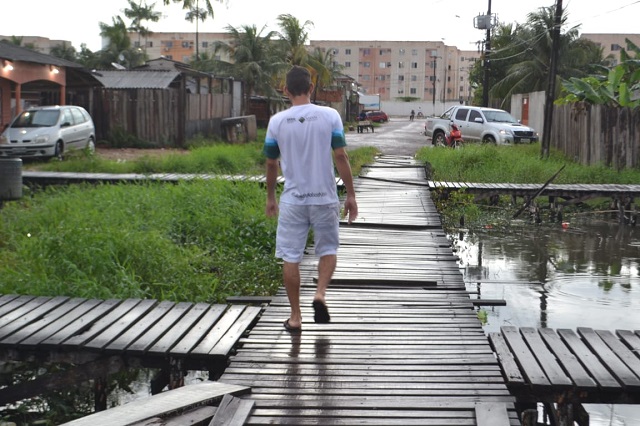 Em Macapá, jovem atravessa a cidade andando para estudar