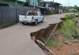 Erosão engole rua em Macapá