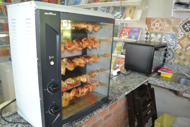 Para não sumir, banca mais tradicional do Amapá vende lanches e até galeto
