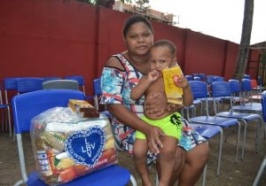 "Meus filhos não terão fome por alguns dias", diz mãe ao ganhar cesta básica