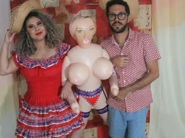 VÍDEO: briga generalizada envolvendo uma boneca inflável ganha a web