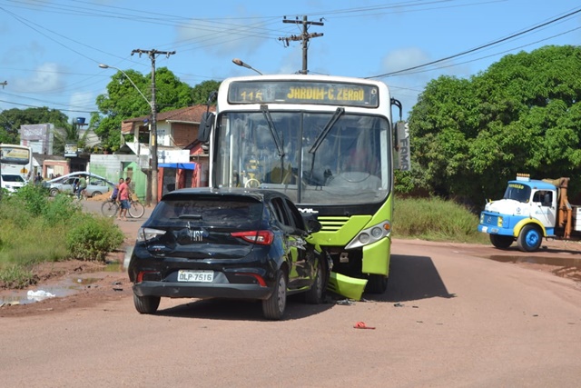 Acidente entre carro superlotado e ônibus deixa 4 feridos