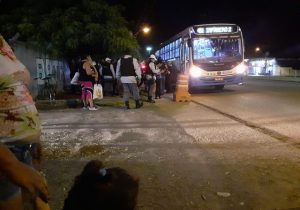 Em roubo organizado, assaltantes de ônibus têm apoio de carro prata na fuga