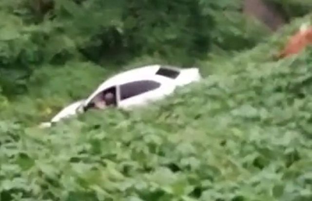 VÍDEO: Carro usado por criminosos cai em ribanceira; menor de 14 anos que dirigia é apreendido