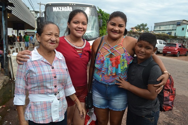 Famílias encaram 70 km de ônibus para prestigiar Festa de São Tiago