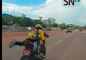 Mototaxista “Superman” se arrisca em rodovia do Amapá