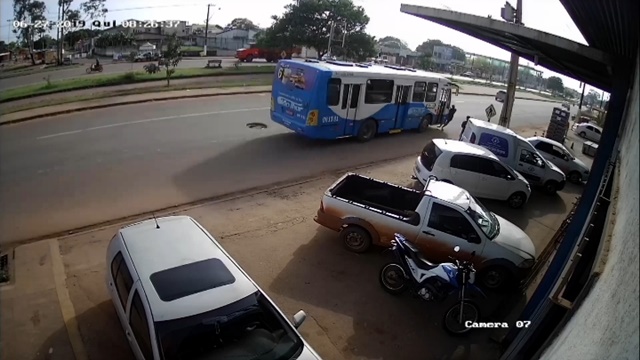 Ao atravessar na faixa, mulher é atingida por ônibus no Amapá