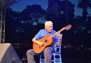 “Até hoje estou aprendendo a tocar violão”, diz mestre Nonato Leal, aos 92 anos