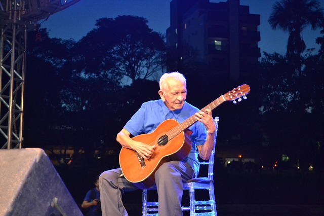 “Até hoje estou aprendendo a tocar violão”, diz mestre Nonato Leal, aos 92 anos