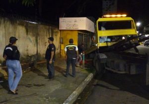 Prefeitura reboca trailers que ocupavam calçada no centro de Macapá