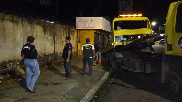 Prefeitura reboca trailers que ocupavam calçada no centro de Macapá