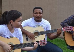 Morador de residencial realiza sonho de aprender violão