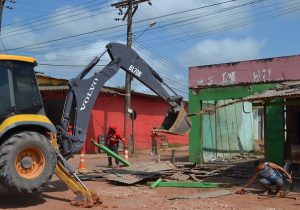 Imóvel que ocupava rua é demolido em Macapá