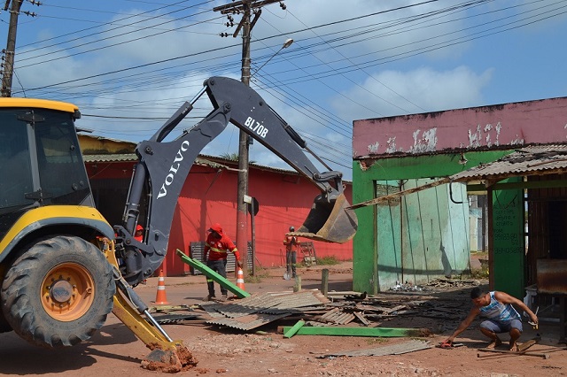 Imóvel que ocupava rua é demolido em Macapá