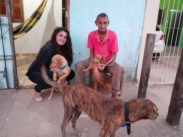 Recepcionista resgata das ruas idoso e cães abandonados