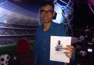No dia do Vasco, jovem amapaense lança livro sobre o goleiro Barbosa