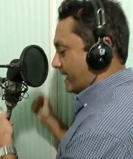 Vídeo do prefeito de Santana cantando vira polêmica; Ofirney esclarece