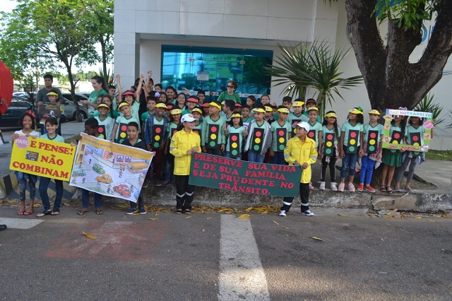 Crianças pedem paz no trânsito em Macapá