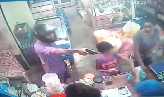 VÍDEO: Menino fica sob a mira de revólver em assalto