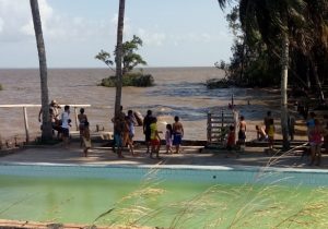Menino que aprendia a nadar é encontrado morto no Rio Amazonas