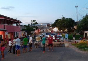 Moradores fecham rua de Macapá para cobrar asfalto