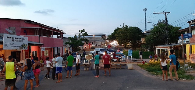Moradores fecham rua de Macapá para cobrar asfalto