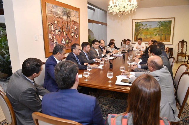 Governadores, Senado e Planalto discutem divisão de recursos do pré-sal