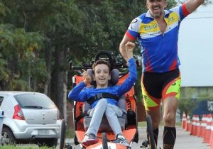 Atleta especial e pai doarão triciclo na 4ª Corrida Contra o Câncer