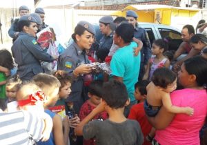 "Gesto pequeno que trará alegria", diz policial ao entregar brinquedos no Mucajá