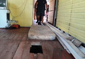 Tábua solta na sala revela esconderijo de drogas e munições em Macapá