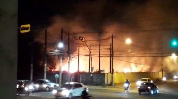 VÍDEO: incêndio em terreno assusta moradores no Stª Rita