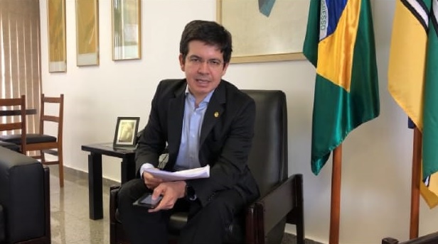 Após denunciar confisco, senador cobra respiradores para UTI’s no Amapá