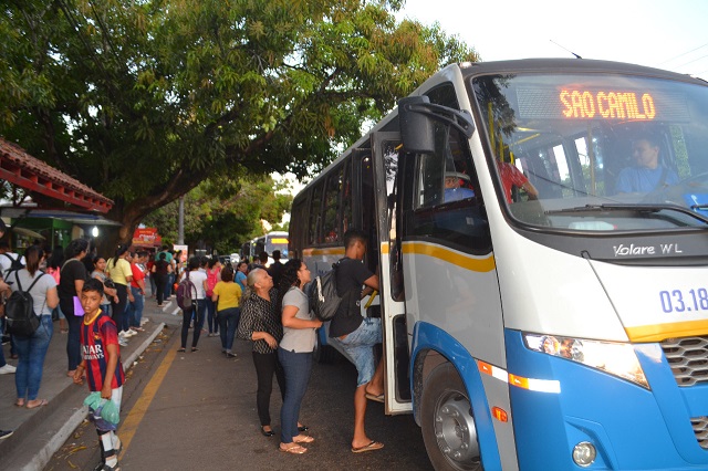 Empresas de ônibus ameaçam diminuir frota e aumentar tarifas