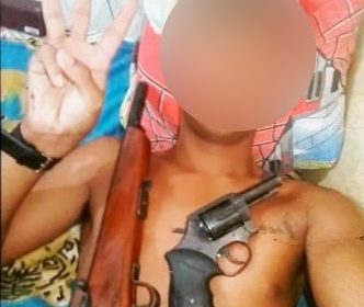 Dupla que baleou mototaxista é presa; adolescente exibiu arma em rede social