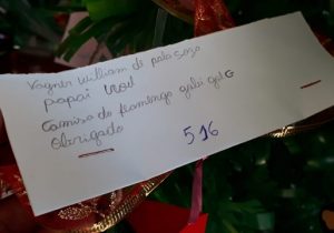 Crianças pedem camisa do Gabigol, comida e material escolar ao “Papai Noel”