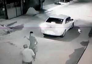 VÍDEO: Taxista idoso luta com assaltantes, que fogem a pé