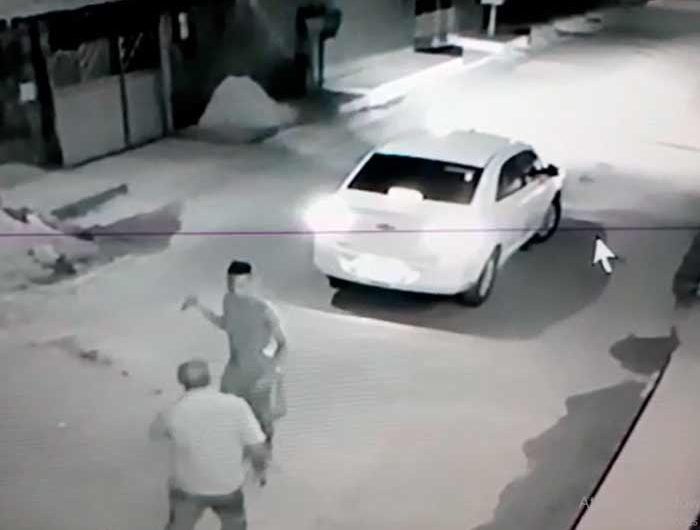 VÍDEO: Taxista idoso luta com assaltantes, que fogem a pé
