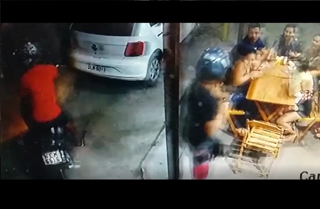 Bandidos assaltam família em pizzaria de Macapá. VÍDEO